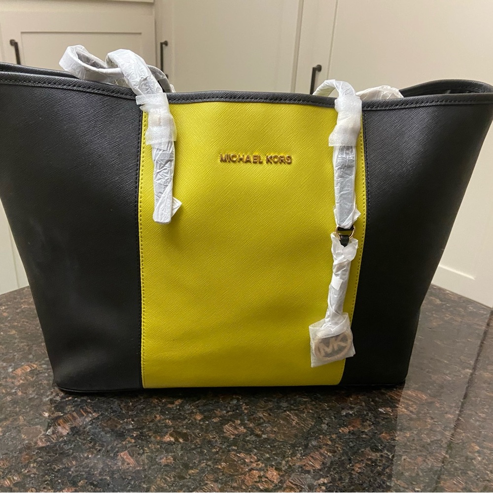 New Handbag and wallet set. Michael Kors